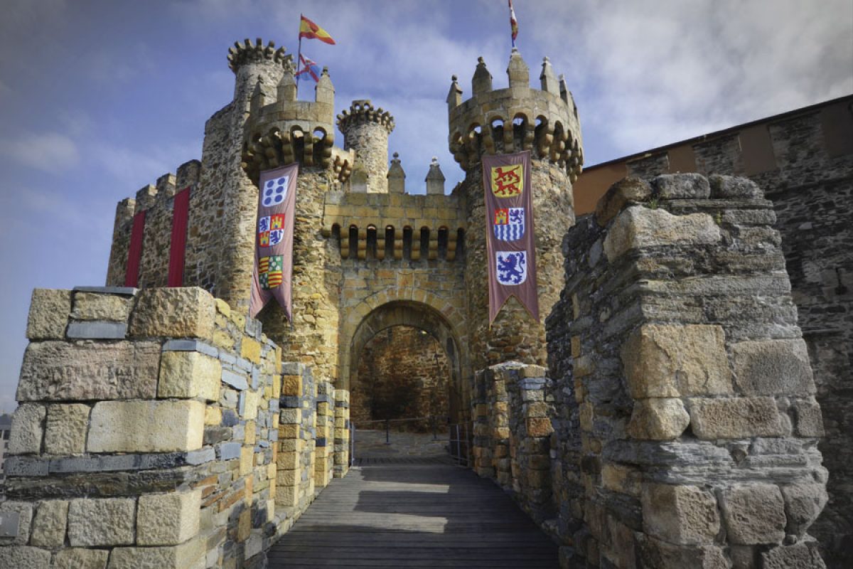 Portada de acceso al Castillo de los Templarios