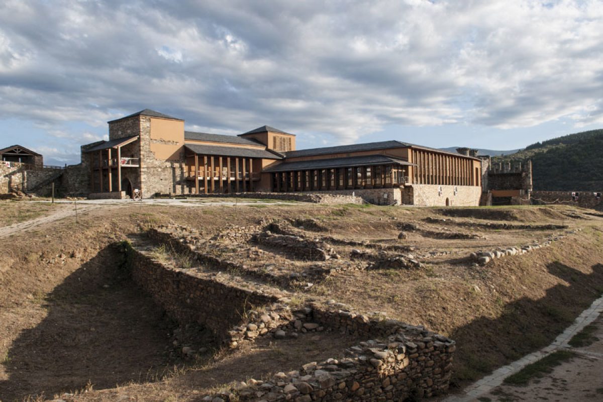 Palacio Nuevo y restos arqueológicos del Castillo