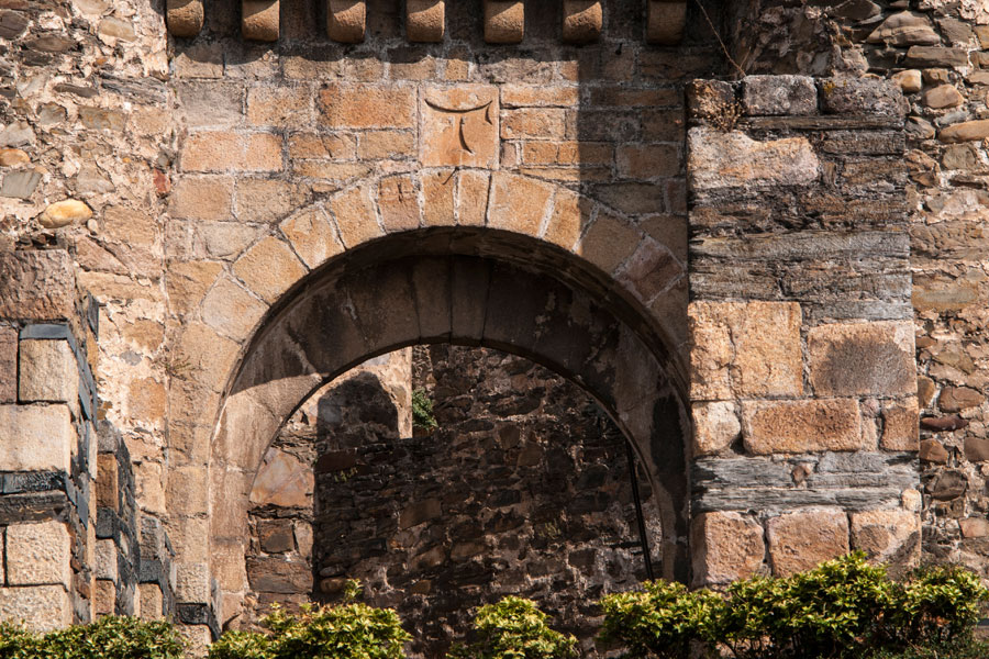 TAU en el dintel de acceso al Castillo de los Templarios