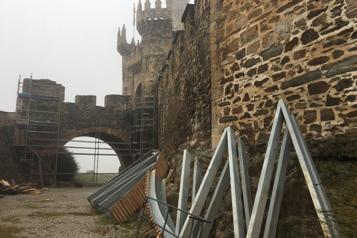 Recta final de la reparación del puente de acceso al Castillo