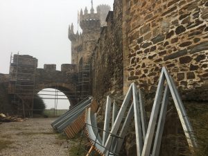 Recta final de la reparación del puente de acceso al Castillo