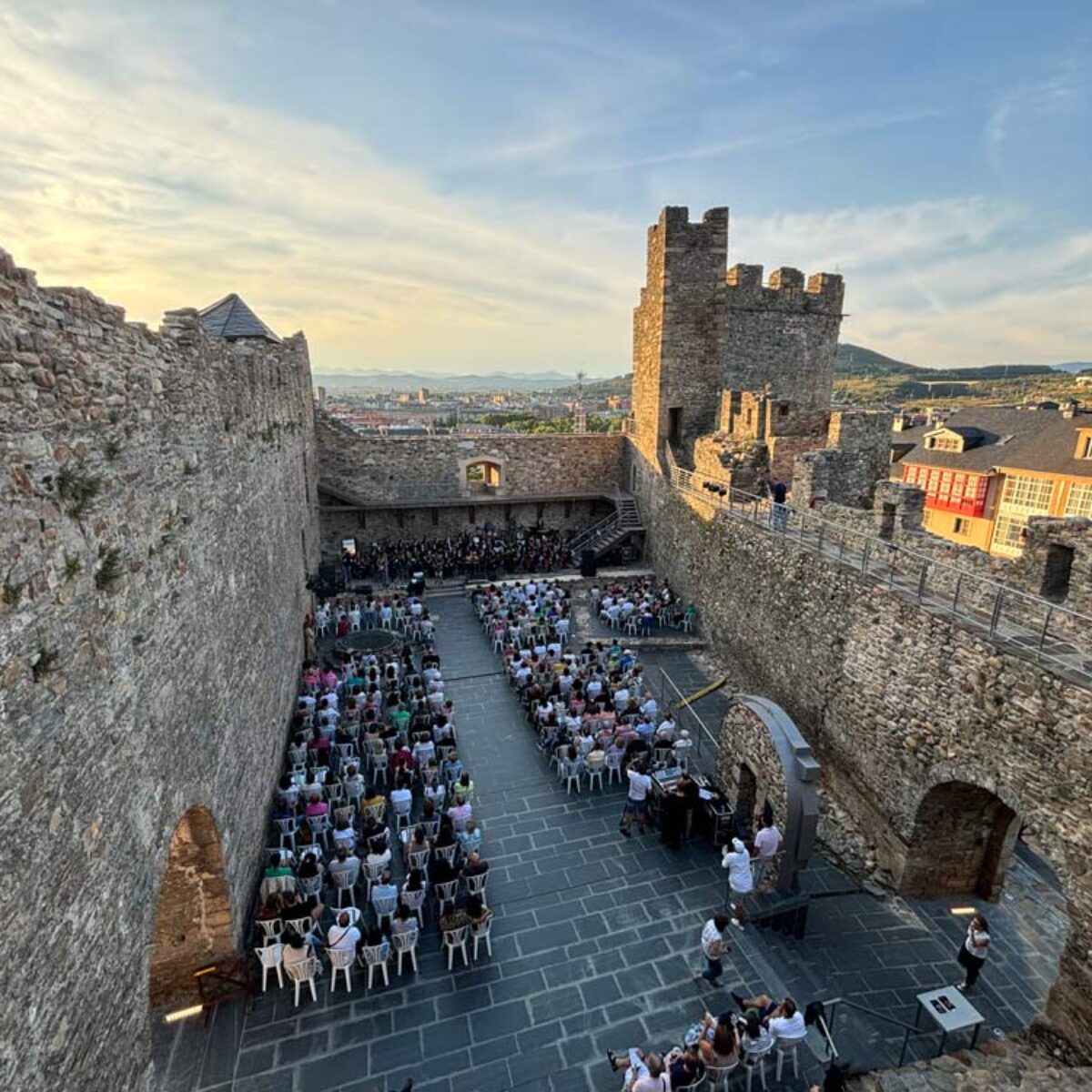 teatro con parimonio en el castillo de ponferrada