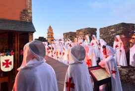 Pequeños escuderos iluminan la ceremonia de Ordenación Templaria con el resplandor de sus antorchas.